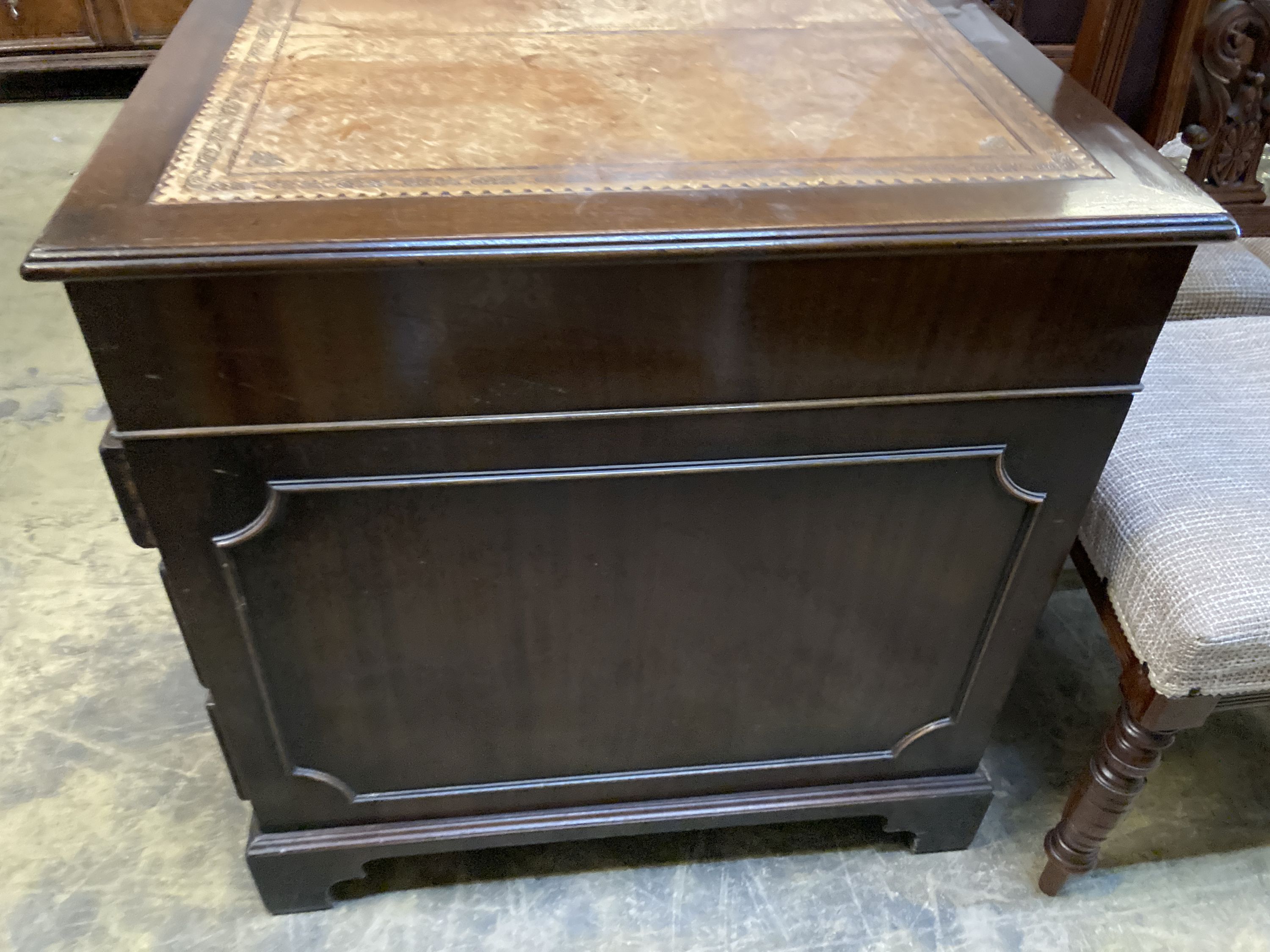 A reproduction mahogany pedestal desk, width 140cm, depth 76cm, height 78cm - Image 3 of 5