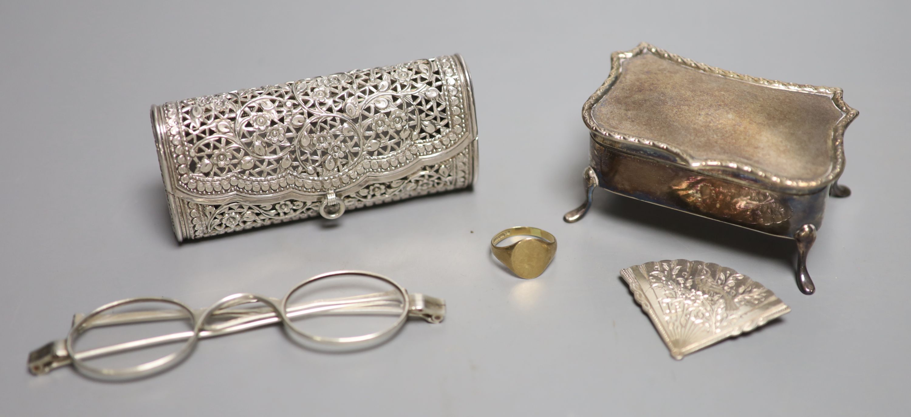 A silver trinket box with velvet-lined interior, an Anglo-Indian white metal coin purse and sundry