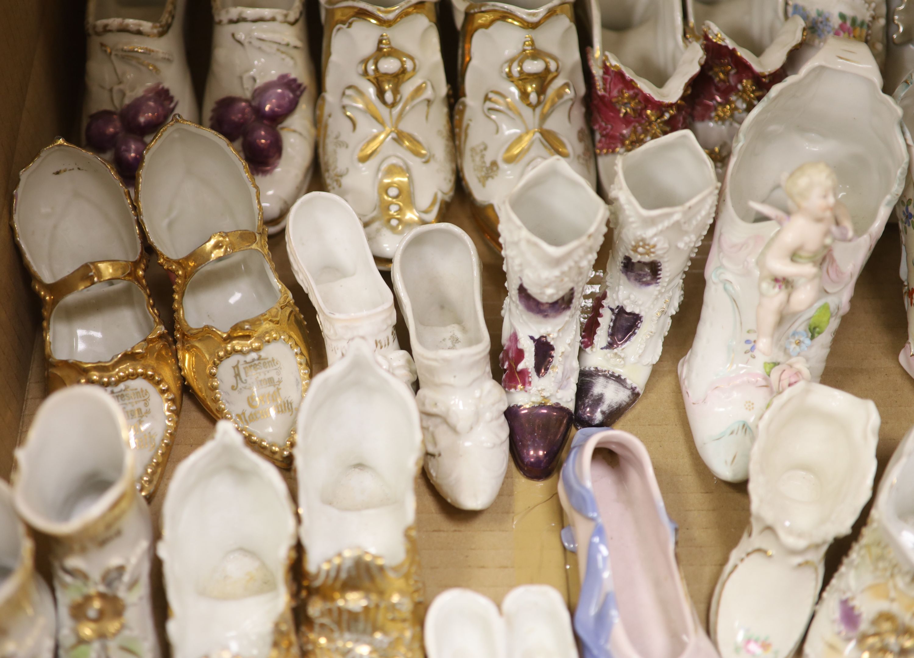 A collection of ceramic shoes - Image 10 of 12