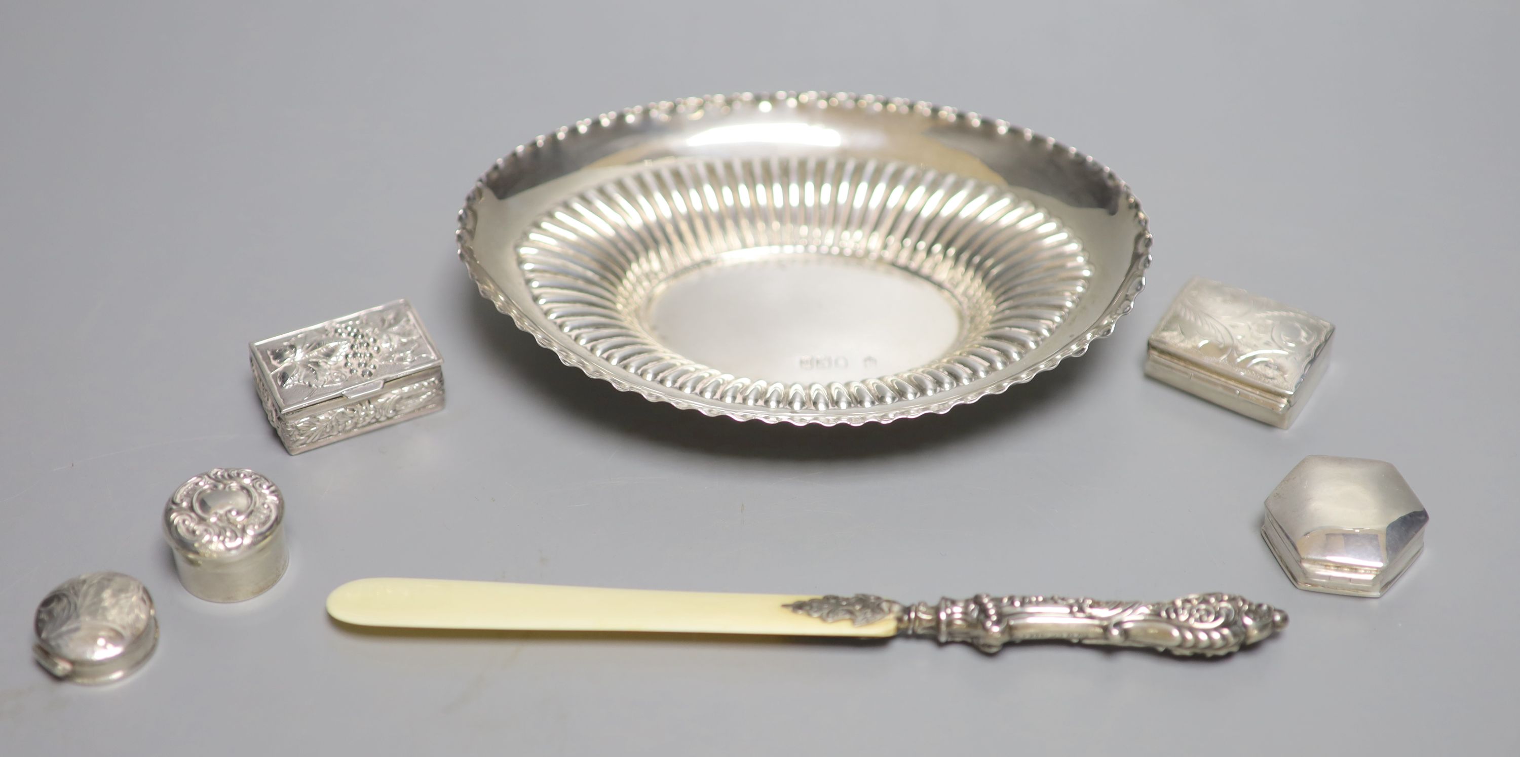 A late Victorian demi-fluted oval dish, London, 1897, 15.2cm, 87 grams, a silver handled paper