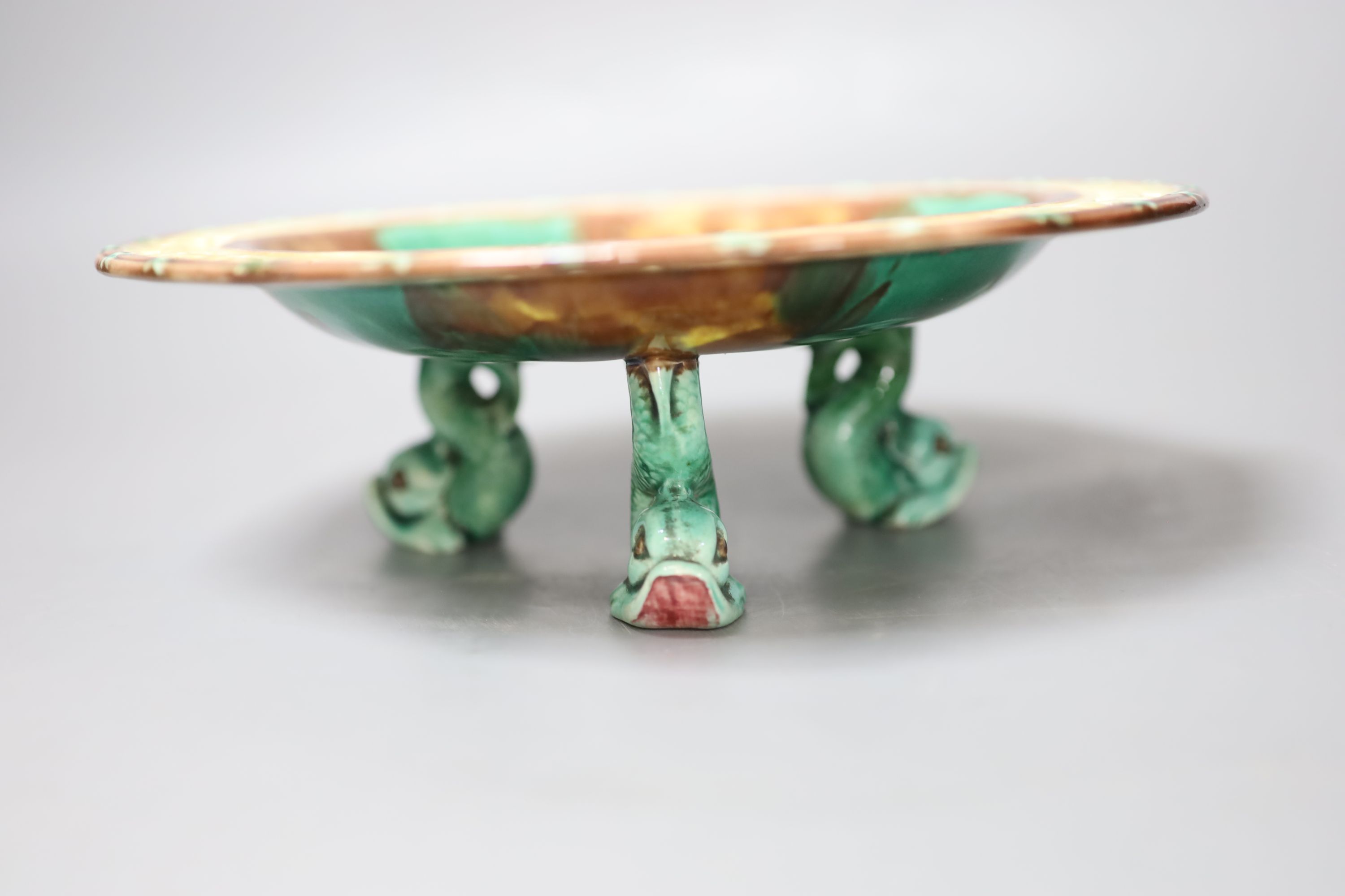 A Wedgwood majolica dolphin footed dish, a lobster footed bowl and an oval tray (3) - Image 10 of 11