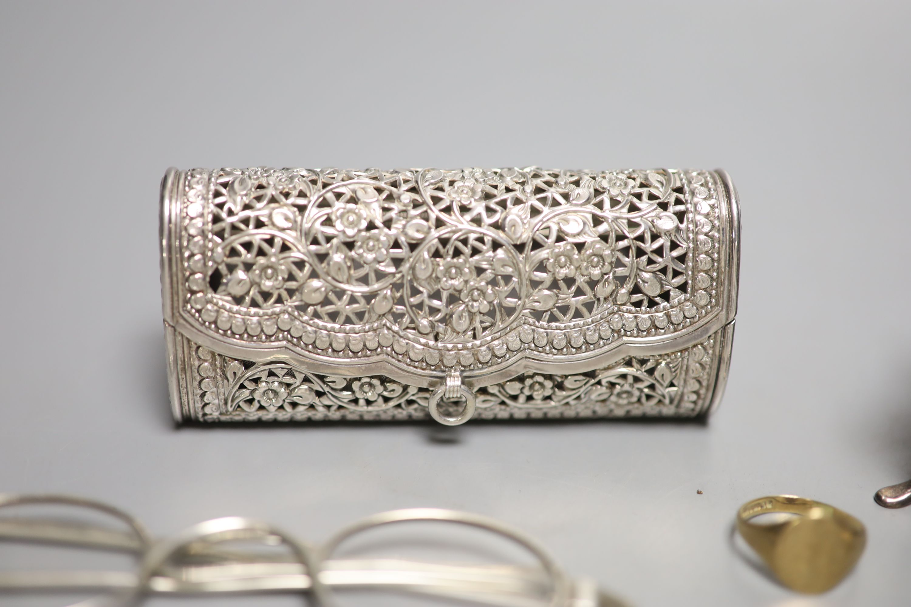 A silver trinket box with velvet-lined interior, an Anglo-Indian white metal coin purse and sundry - Image 3 of 6