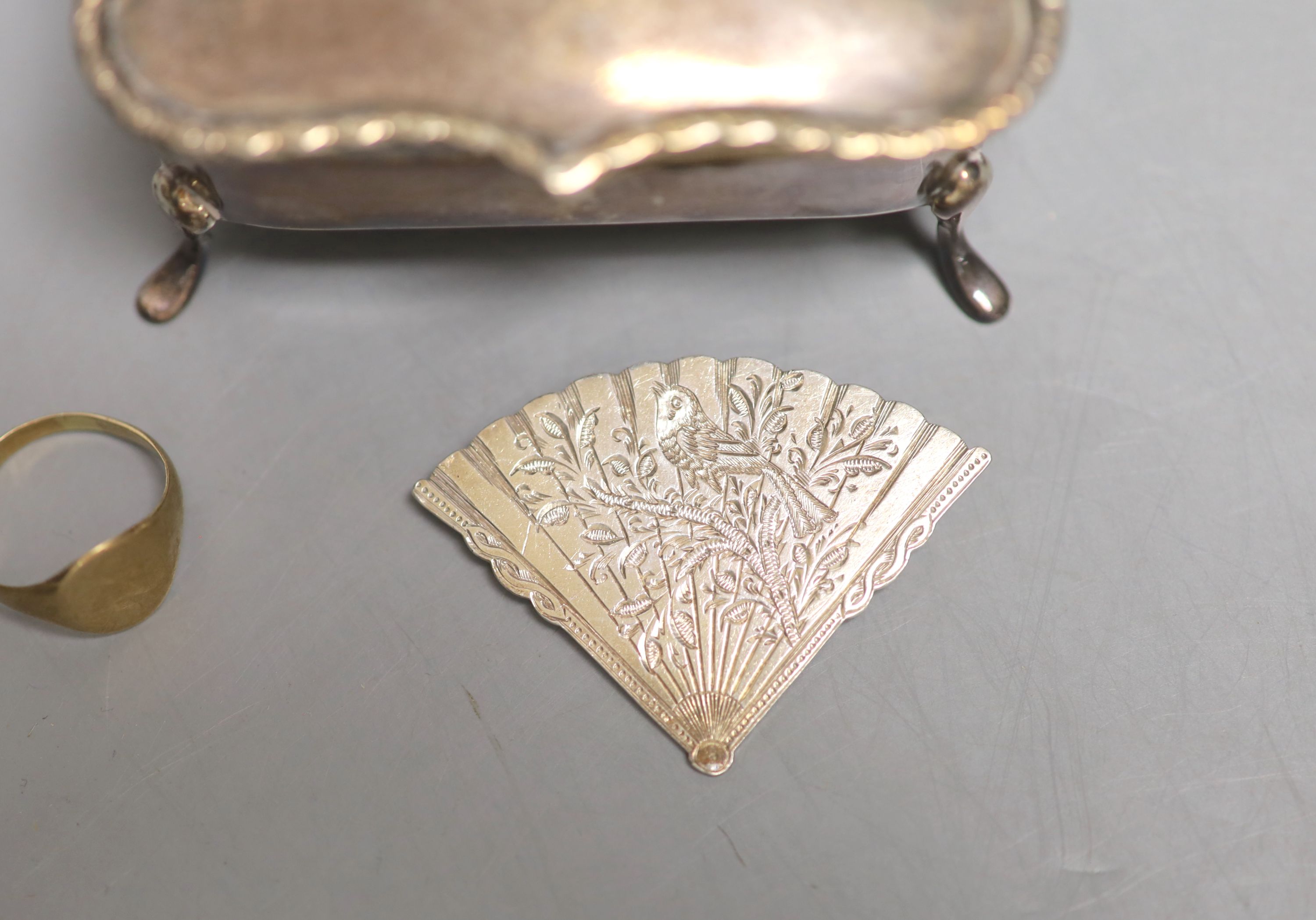 A silver trinket box with velvet-lined interior, an Anglo-Indian white metal coin purse and sundry - Image 4 of 6