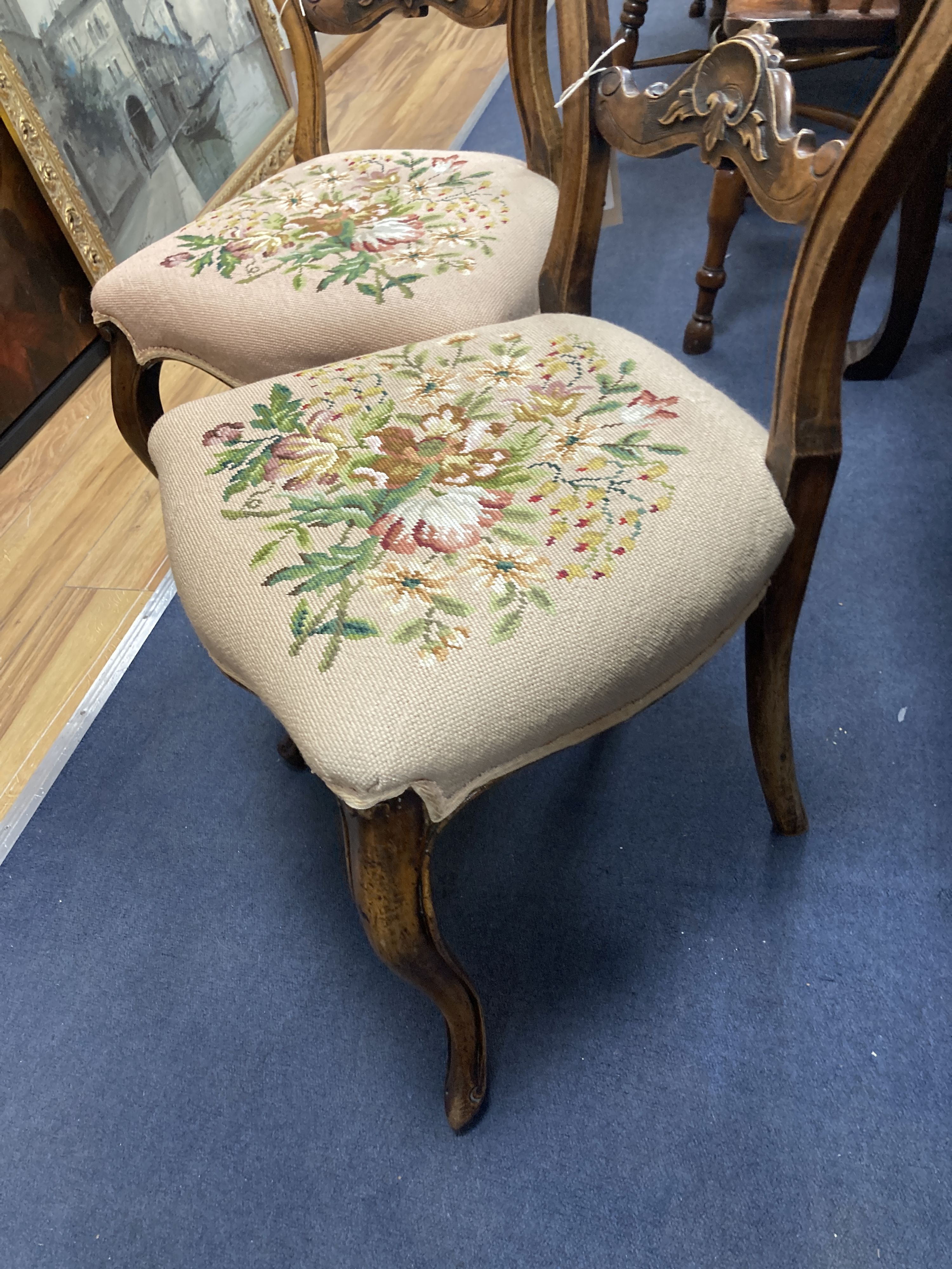A pair of Victorian walnut side chairs - Image 3 of 4