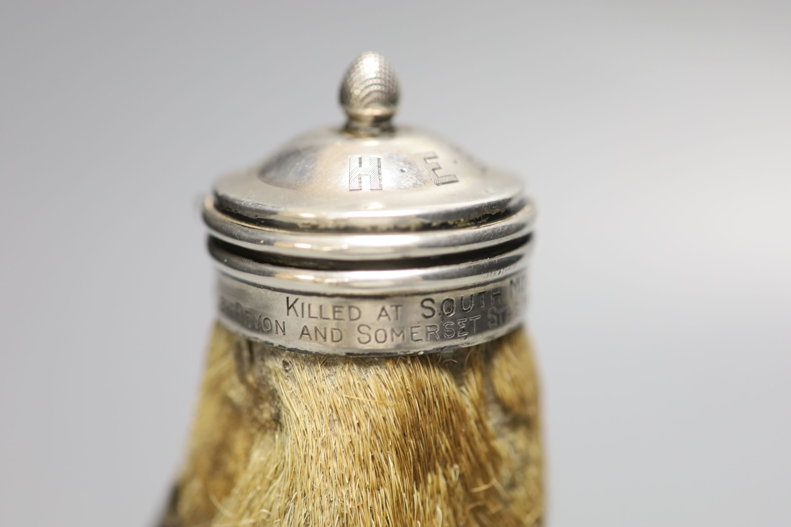 A George V silver mounted stag hoof vesta, with hinged cover and engraved inscription, Grey & Co, - Image 2 of 5