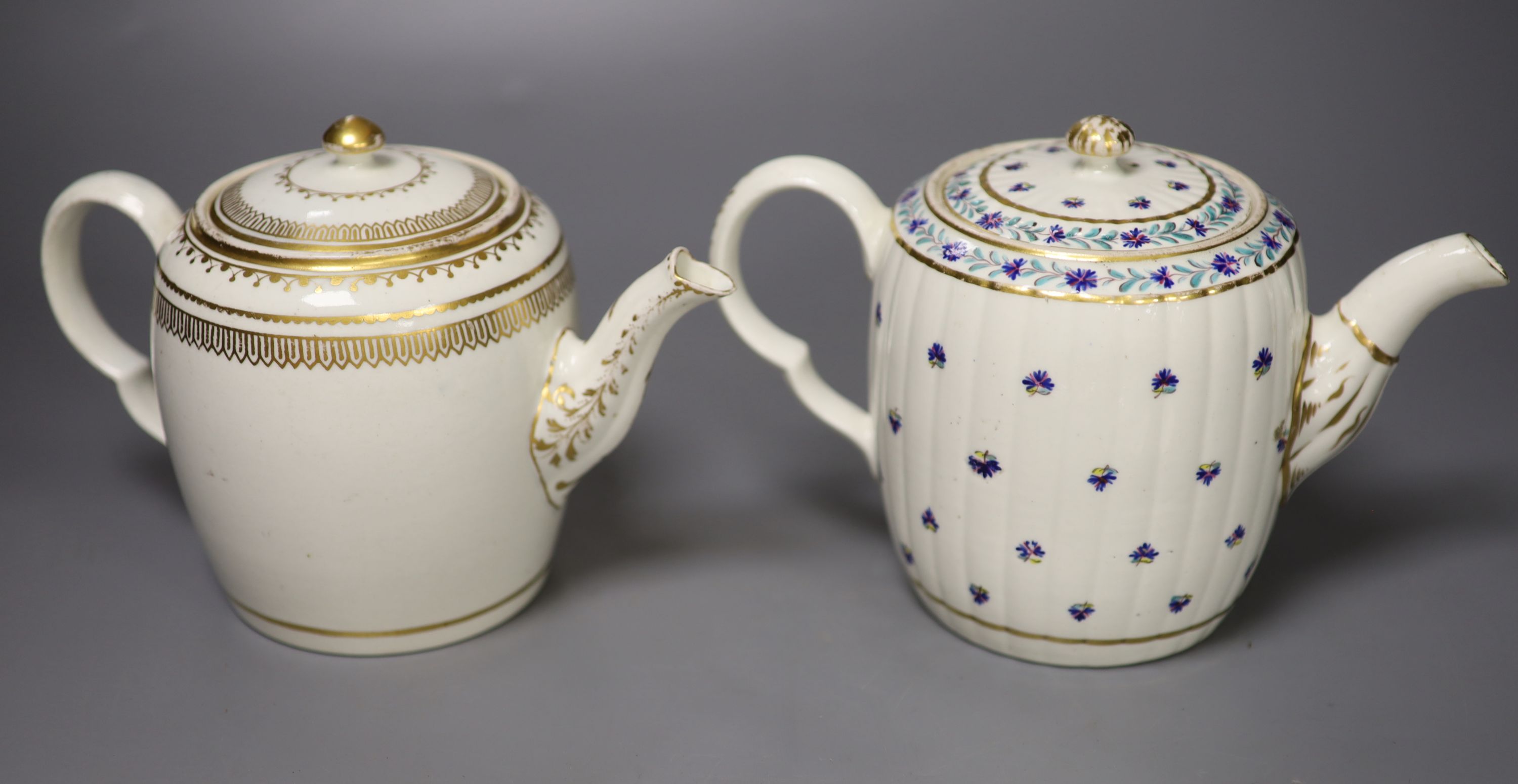 A Caughley teapot and cover, painted with cornflowers and another Caughley teapot and cover with - Image 2 of 5