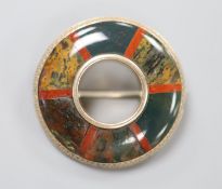 A Victorian yellow metal mounted Scottish hardstone circular brooch, 36mm, gross 14,3 grams.