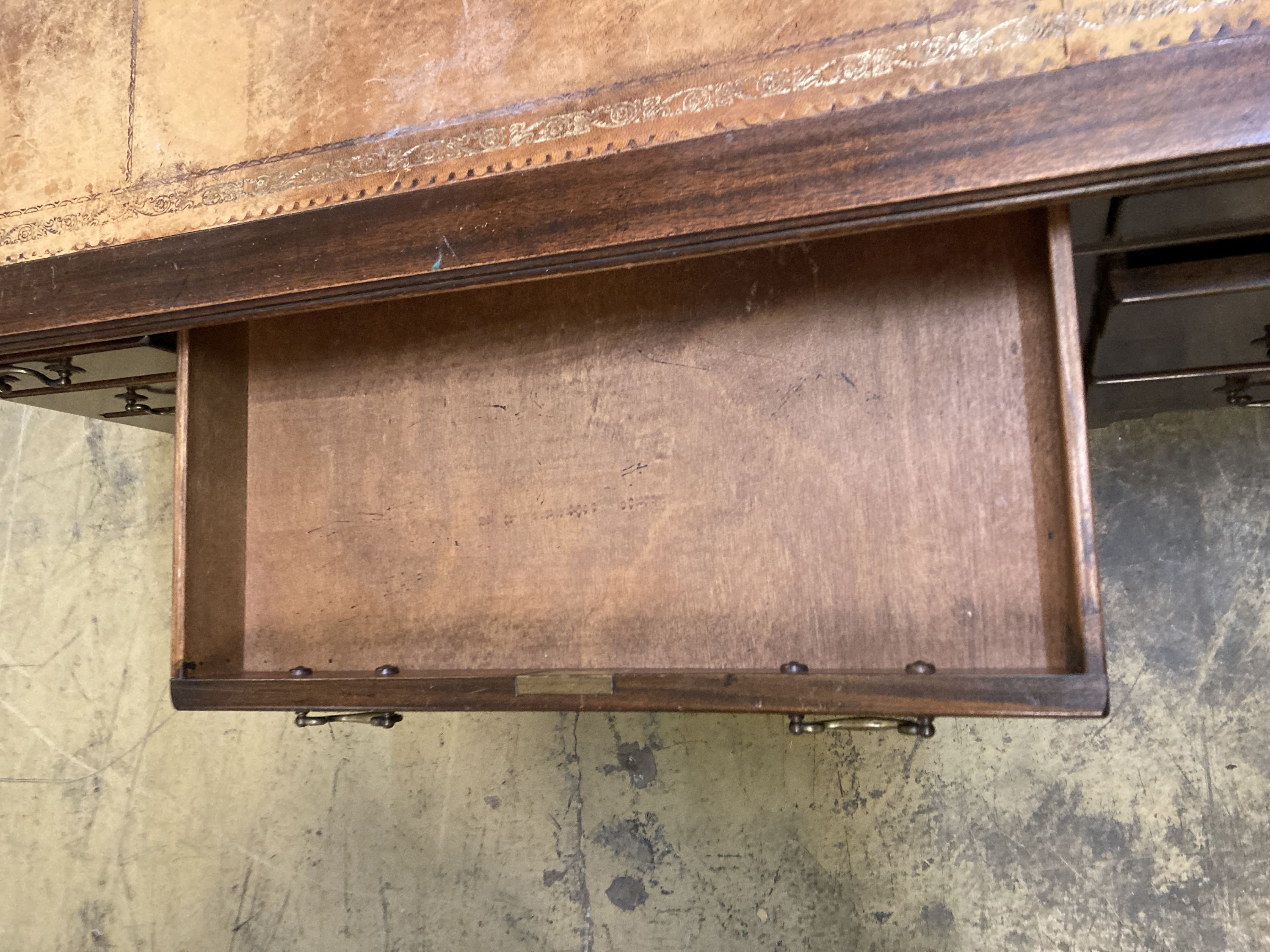 A reproduction mahogany pedestal desk, width 140cm, depth 76cm, height 78cm - Image 4 of 5