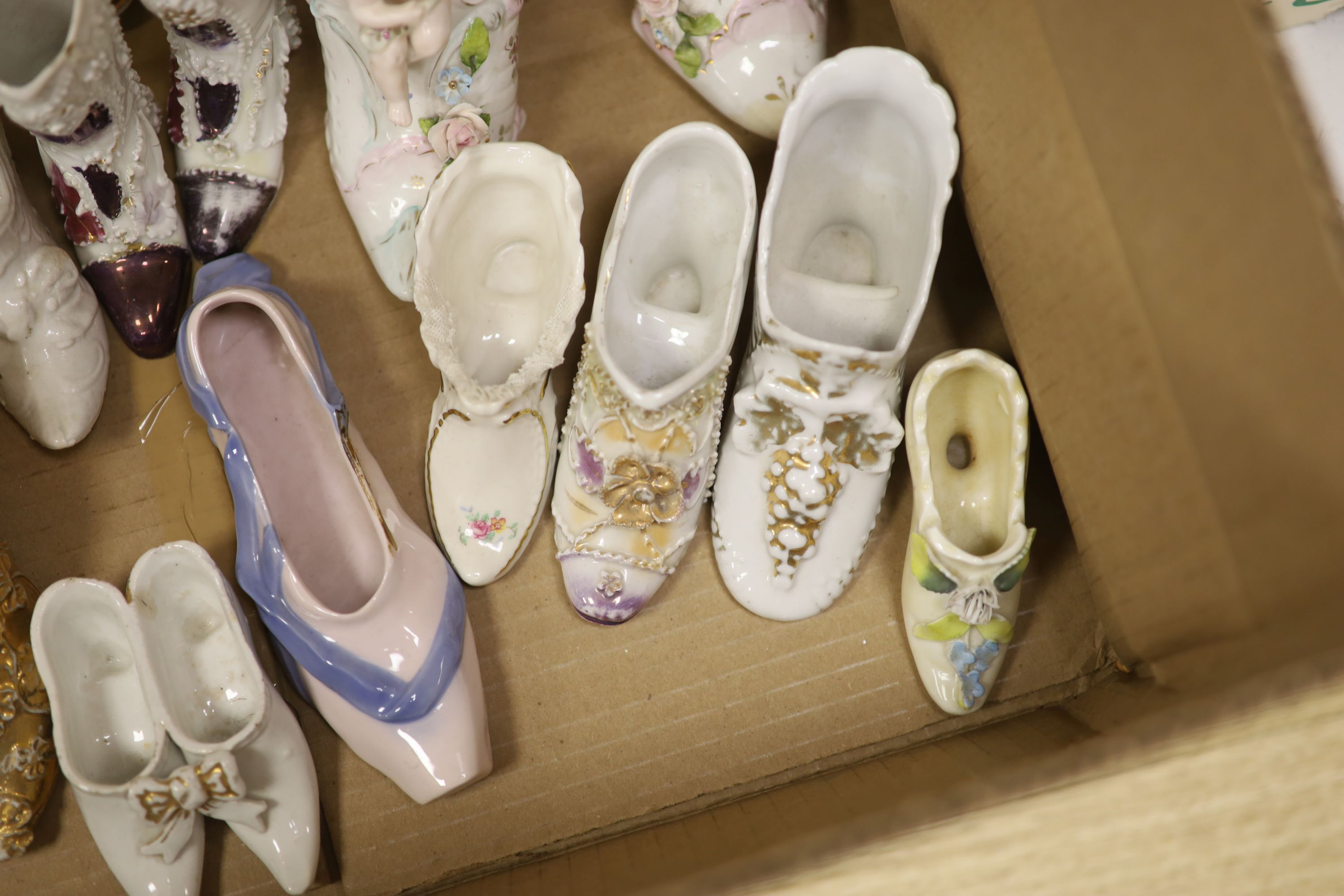 A collection of ceramic shoes - Image 8 of 12