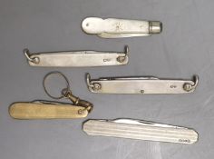 A 10k yellow metal mounted pocket knife, 56mm, with 9c bale clasp, three early-mid 20th century