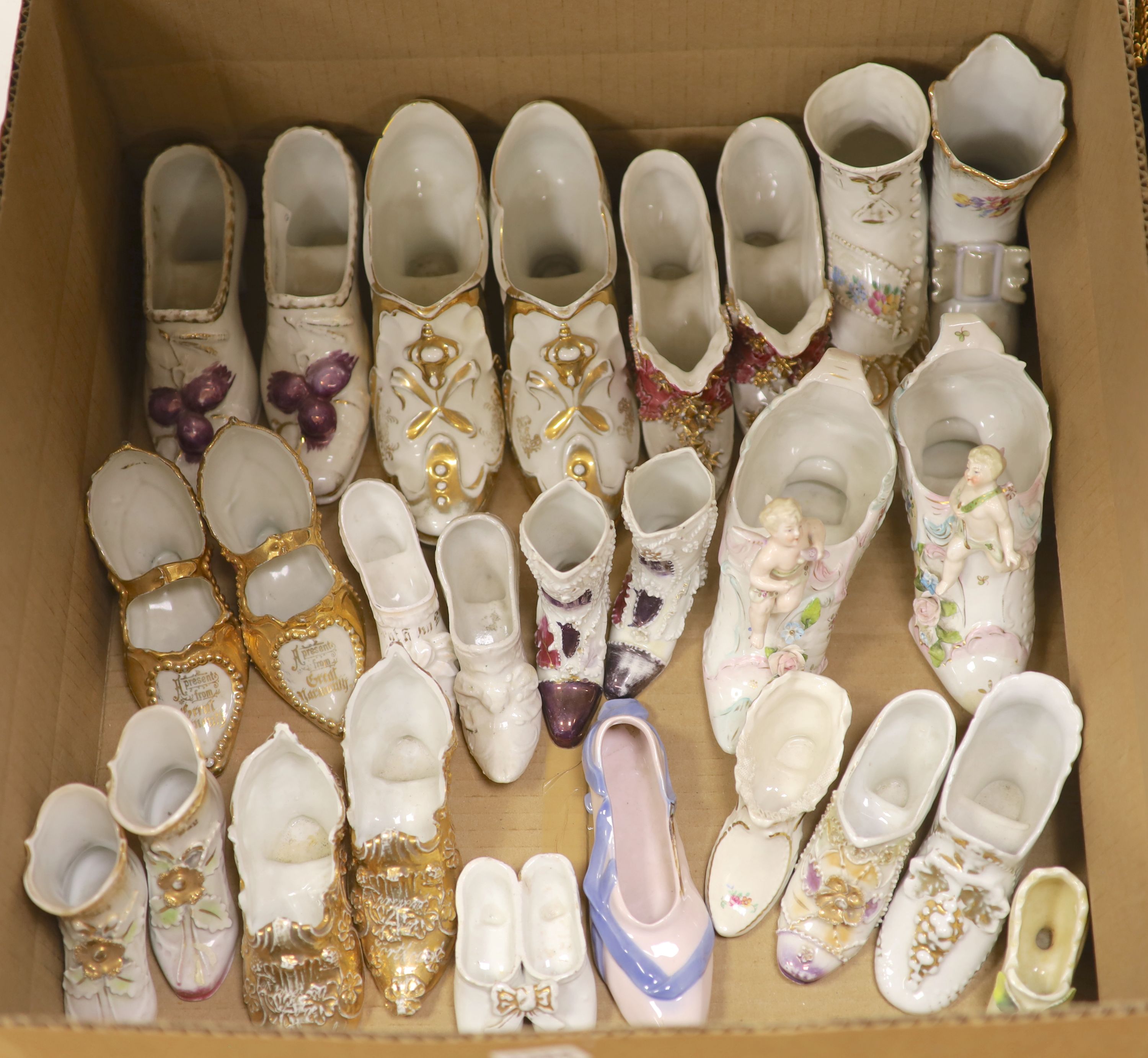 A collection of ceramic shoes - Image 6 of 12