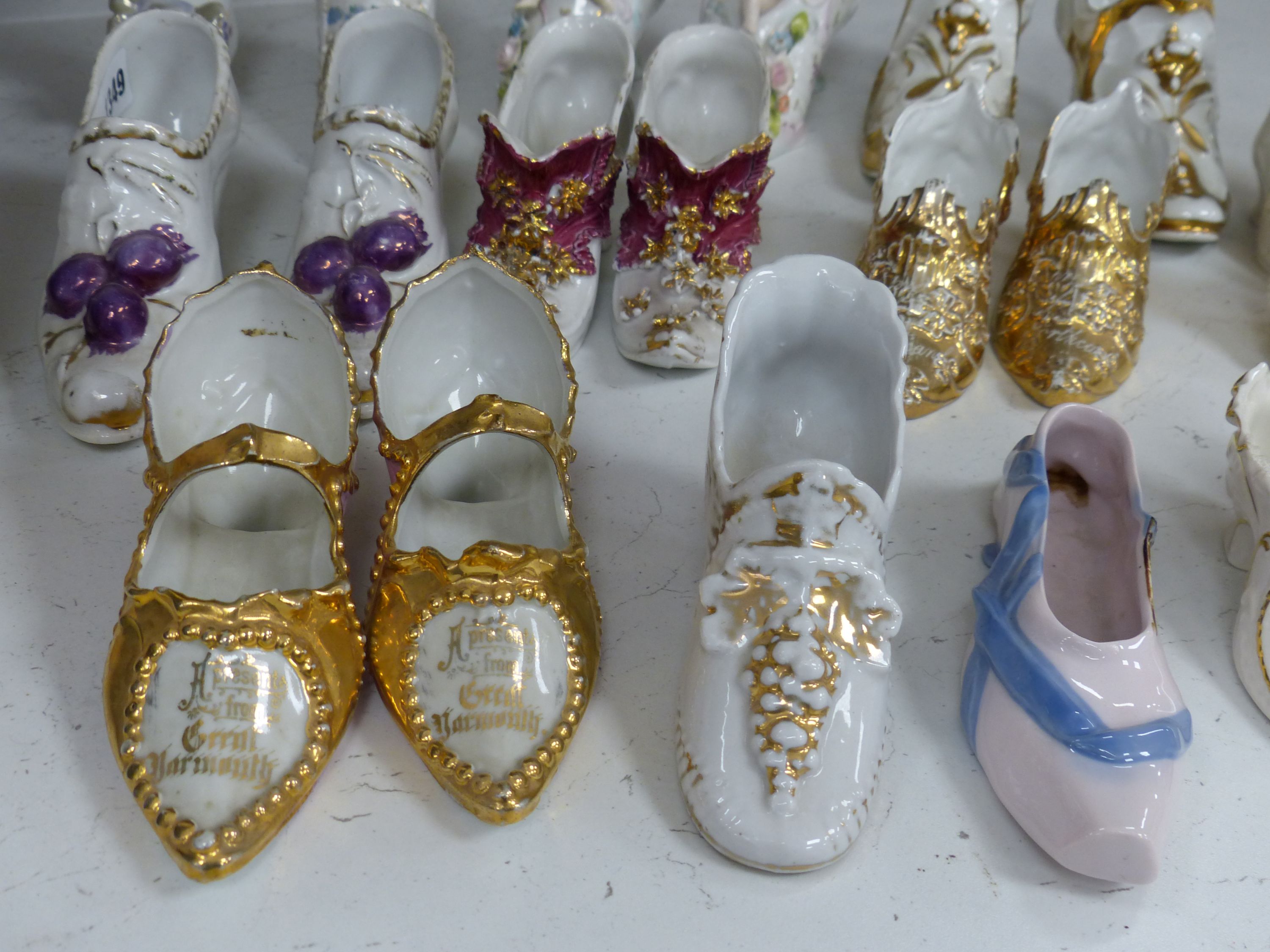 A collection of ceramic shoes - Image 2 of 12
