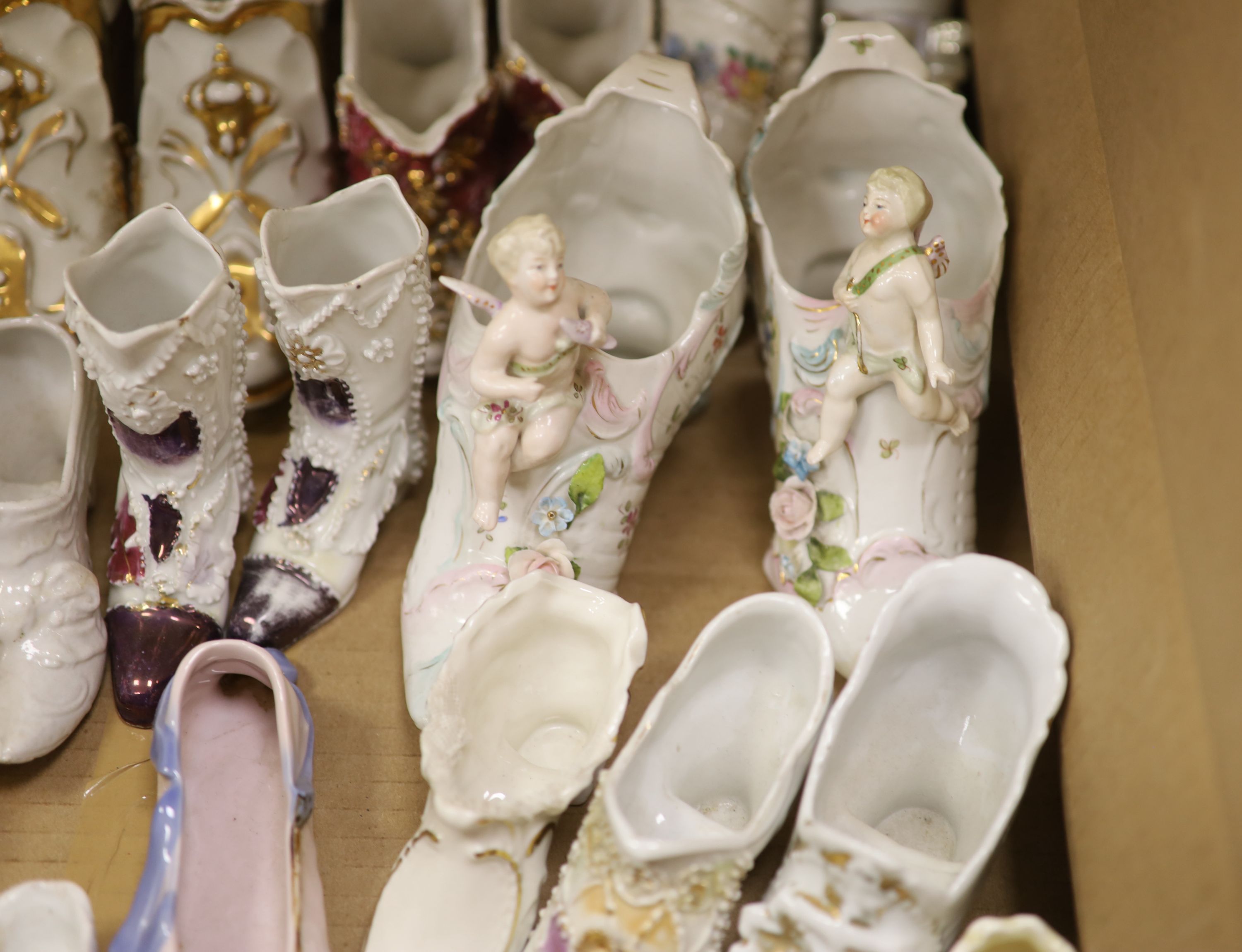 A collection of ceramic shoes - Image 9 of 12