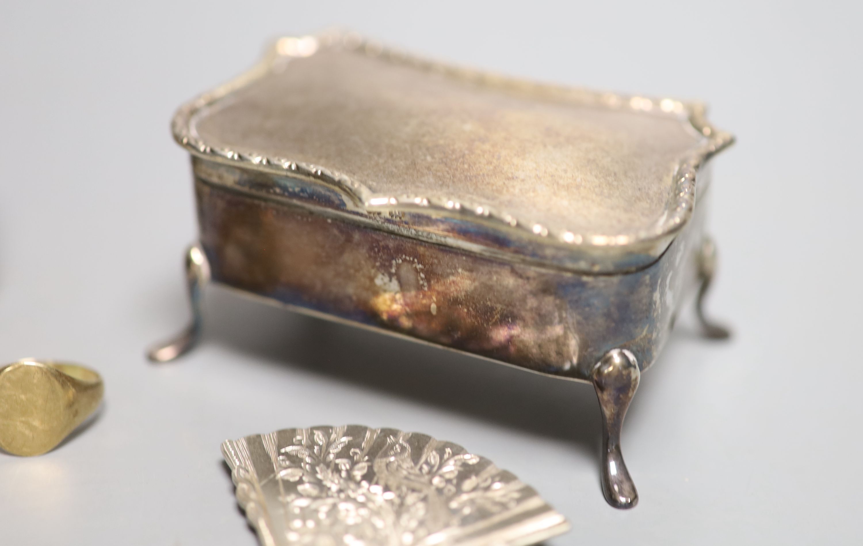 A silver trinket box with velvet-lined interior, an Anglo-Indian white metal coin purse and sundry - Image 5 of 6
