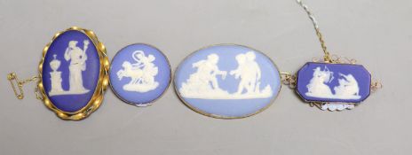 Four assorted late 19th/early 20th century yellow metal mounted Wedgwood plaque brooches,