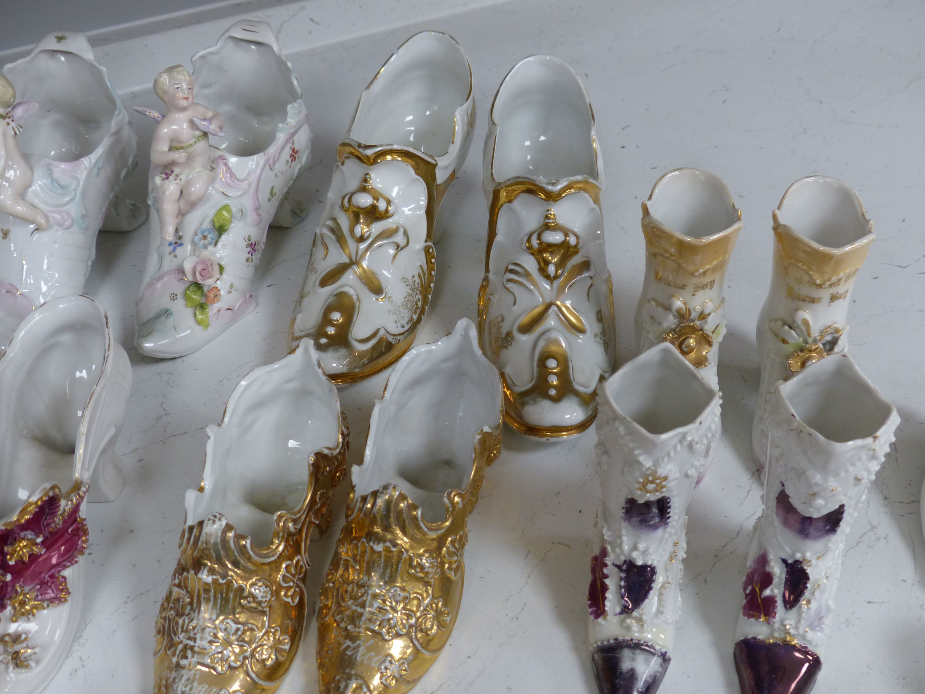 A collection of ceramic shoes - Image 5 of 12