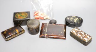 A tortoiseshell card case, a miniature chess set and various boxes, etc.