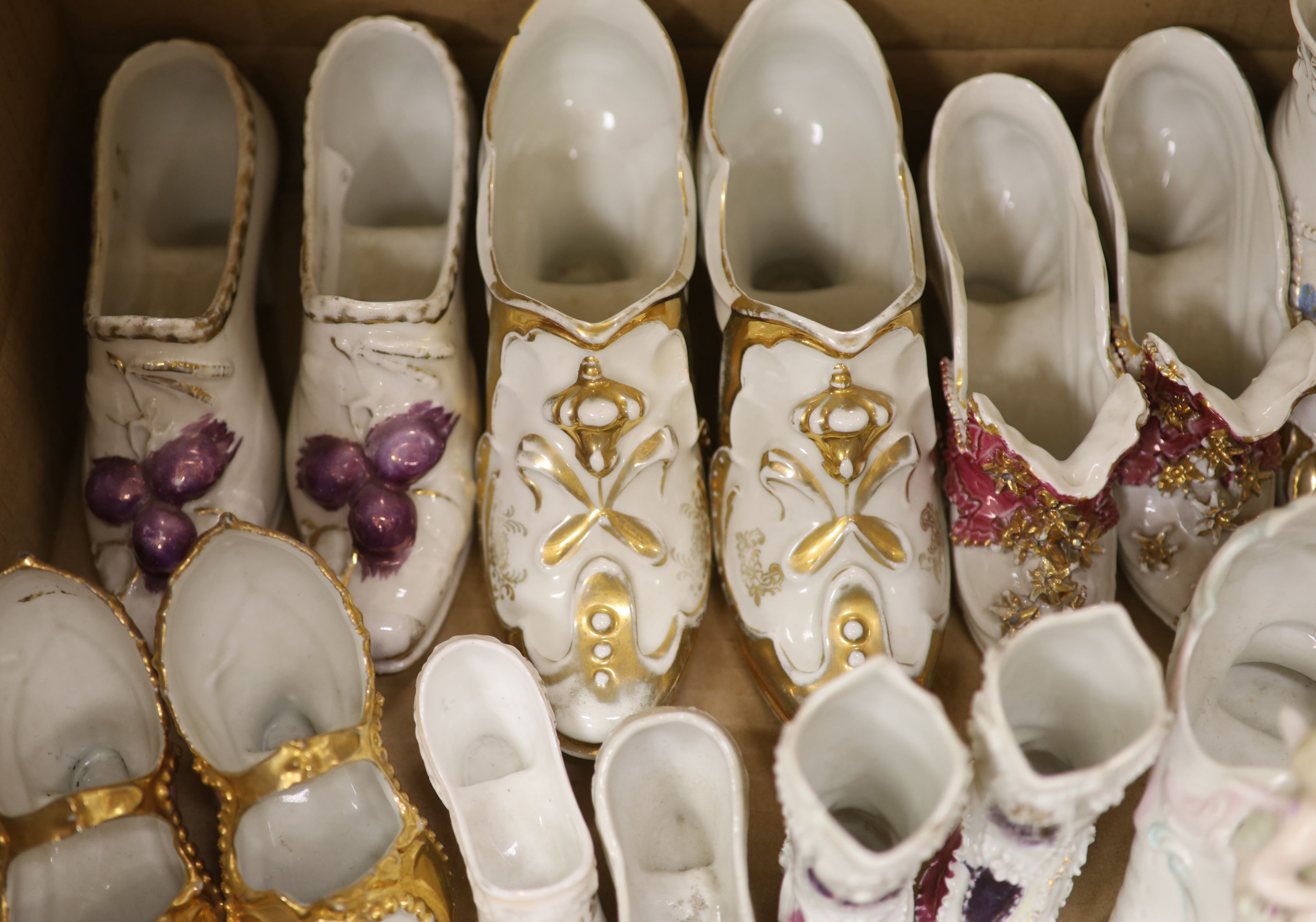A collection of ceramic shoes - Image 11 of 12
