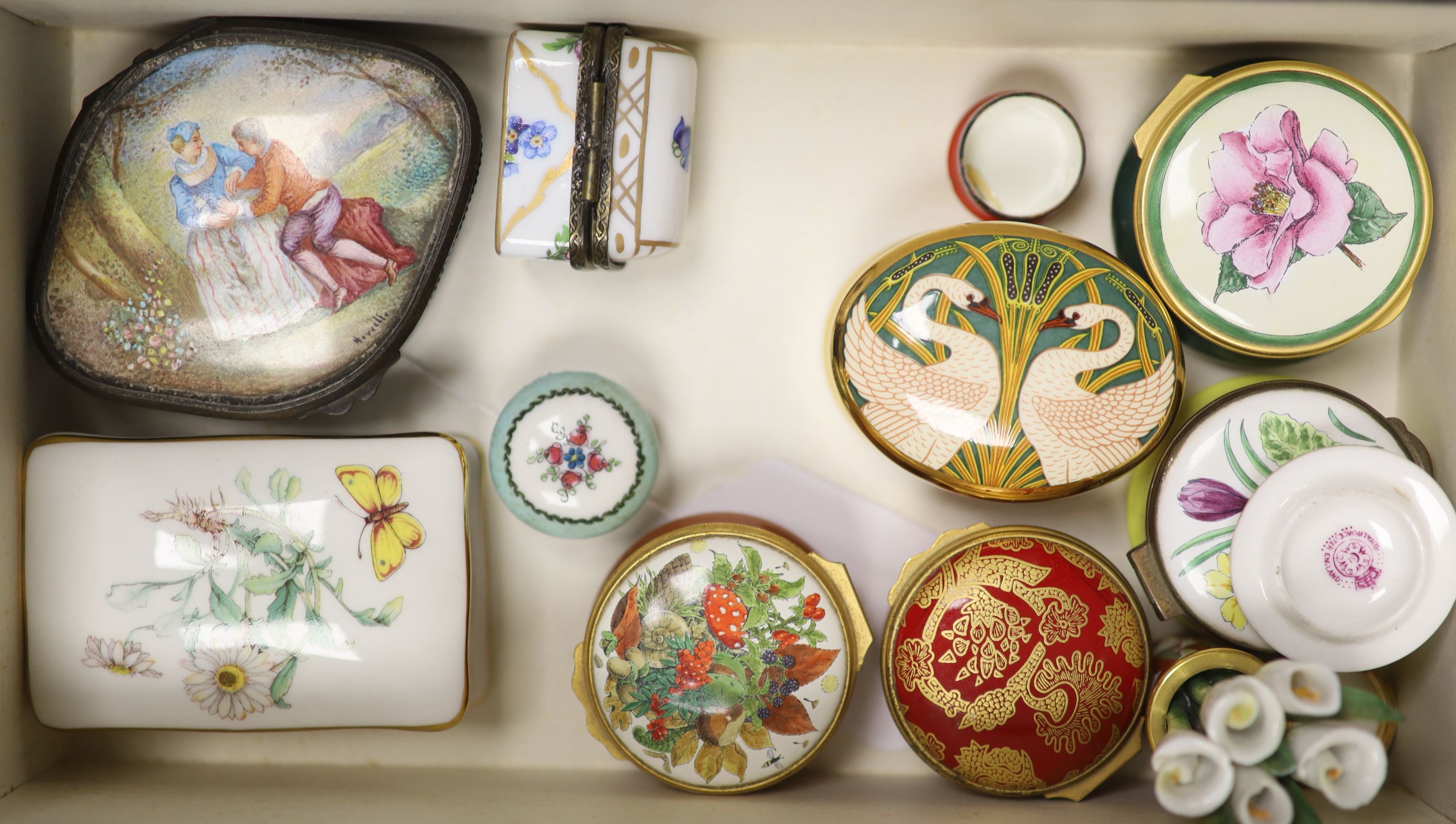 A collection of Continental and other porcelain or enamelled patch boxes, various - Image 2 of 2