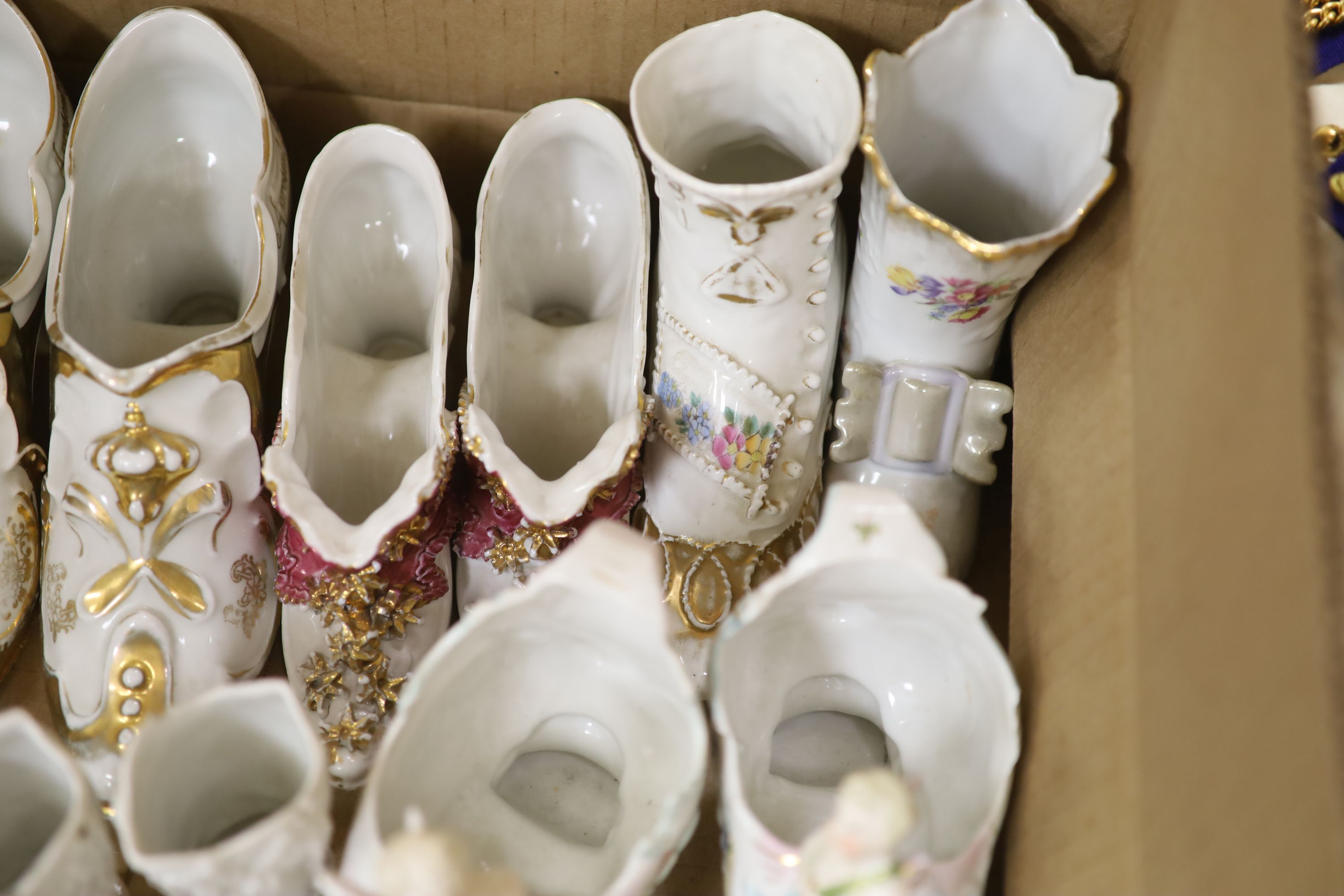 A collection of ceramic shoes - Image 12 of 12
