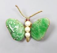 A 20th century 14k yellow metal mounted jade and cultured pearl set butterfly pendant brooch, with