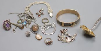 Assorted jewellery including Scottish silver brooch, a white metal albertina, a 925 and paste set