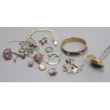 Assorted jewellery including Scottish silver brooch, a white metal albertina, a 925 and paste set