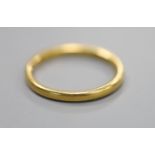 An Edwardian 22ct gold wedding band, with engraved inscription, size O, 3.6 grams.