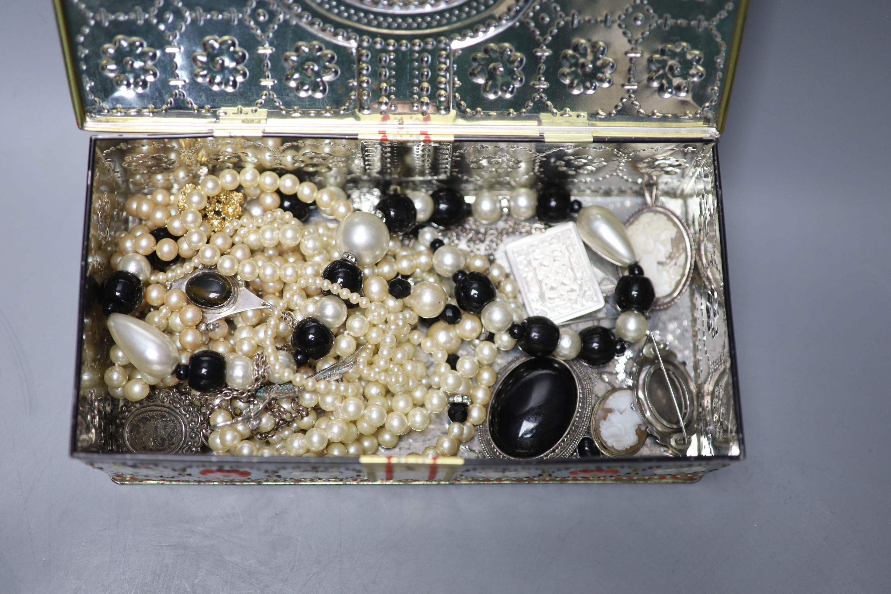 A silver locket, silver chains, a cameo brooch and a group of assorted costume jewellery. - Image 3 of 4