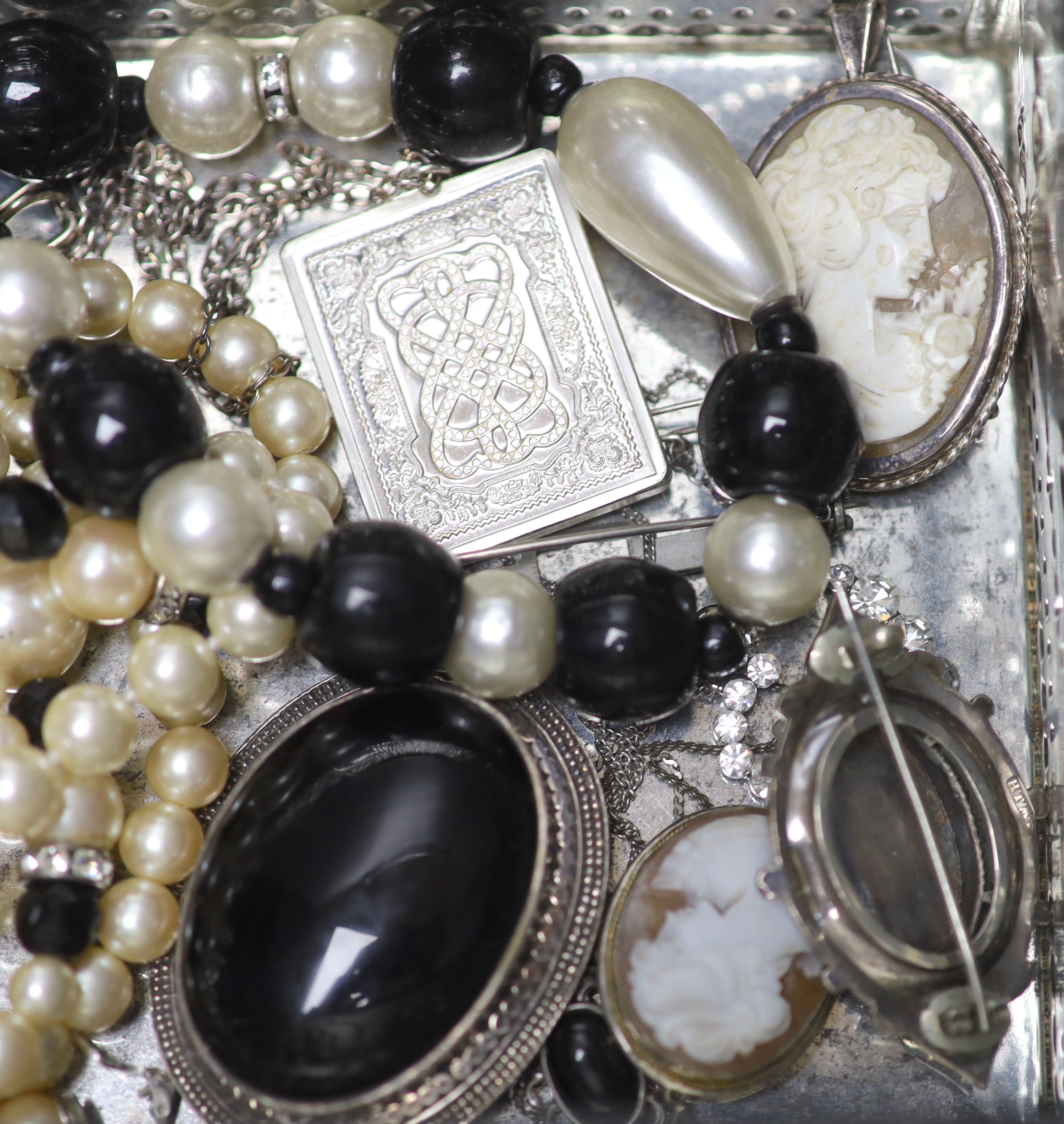 A silver locket, silver chains, a cameo brooch and a group of assorted costume jewellery. - Image 4 of 4
