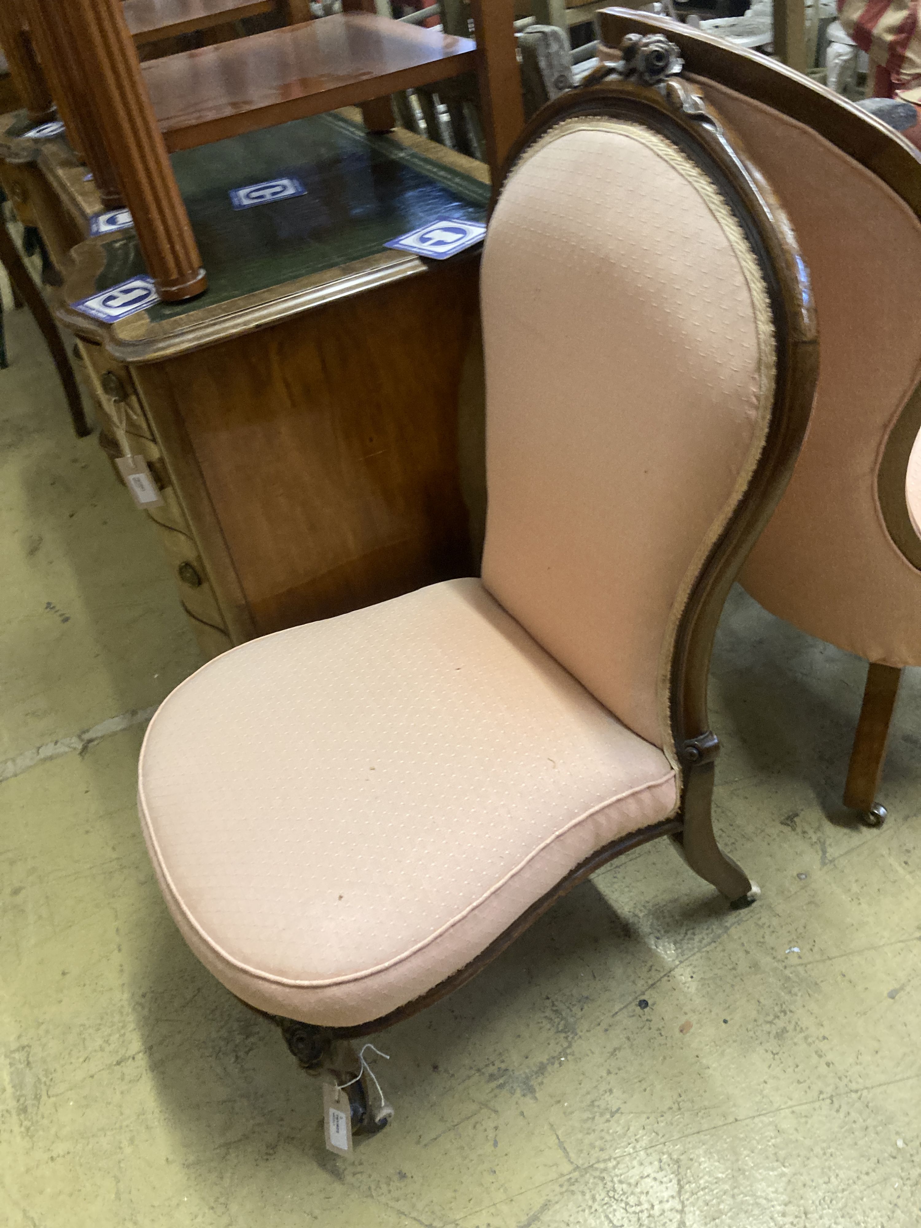 Two Victorian mahogany spoon back nursing chairs - Image 5 of 6