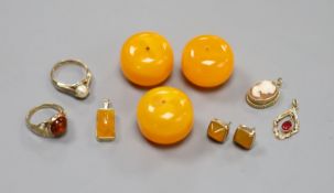 Tow 9ct gold and gem set rings, a 9ct and cameo shell pendant, 18mm, a yellow metal and gem set