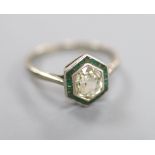 An 18ct white metal and plat, diamond and emerald hexagonal cluster ring, size K, gross 2.4 grams.