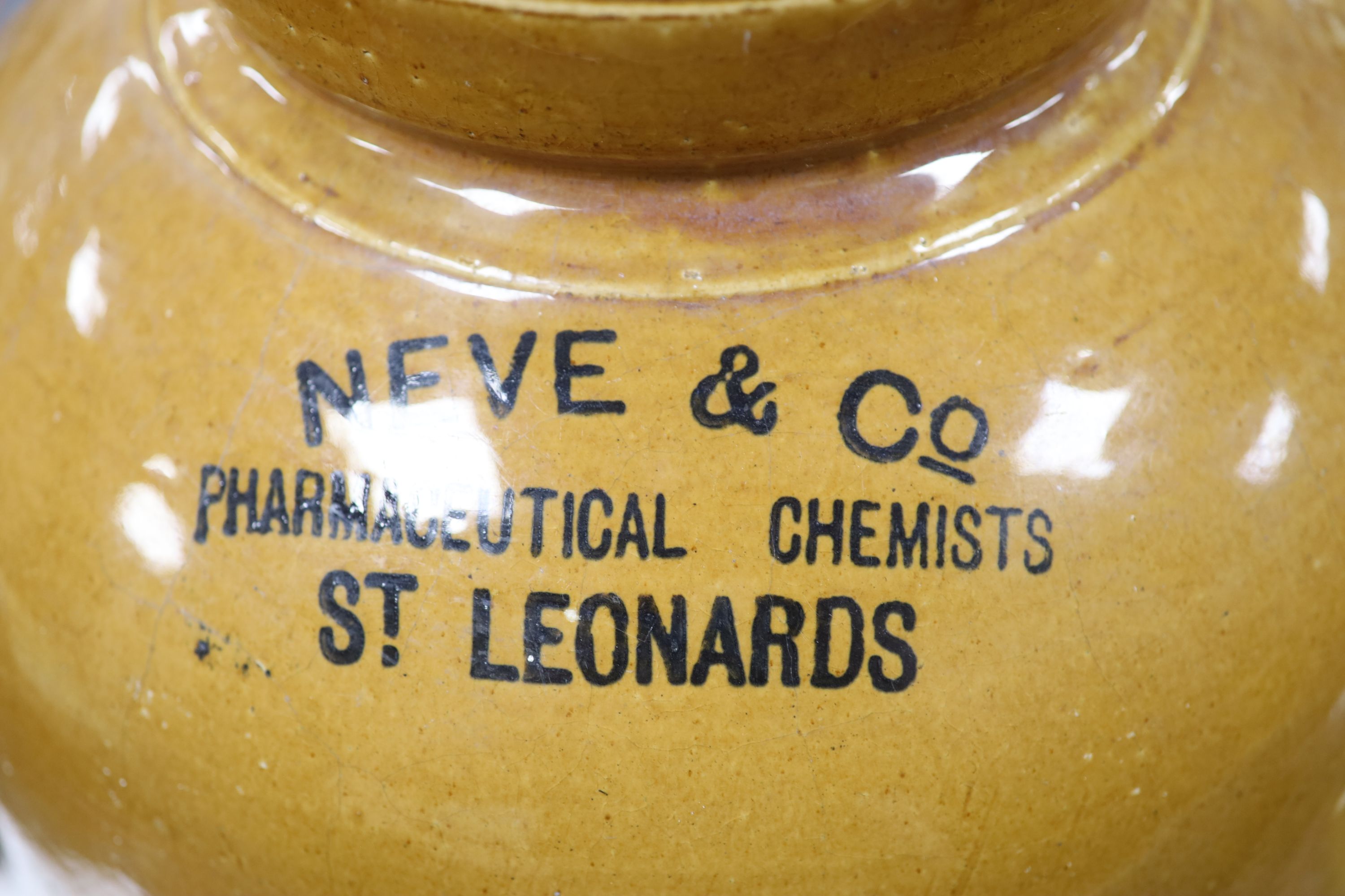 Hastings and St Leonards; a large stoneware pharmacy container and a smaller jar. - Bild 3 aus 3