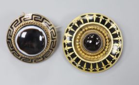 A Victorian yellow metal, enamel and cabochon banded agate set mourning pendant brooch, 30mm,