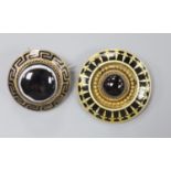 A Victorian yellow metal, enamel and cabochon banded agate set mourning pendant brooch, 30mm,