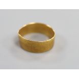 An 18ct gold wedding band, size Q, 4.9 grams.