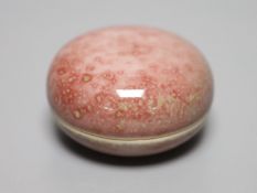 A Chinese peach bloom box and cover, diameter 7cm