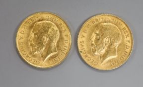 Two George V 1914 gold half sovereigns.