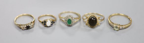 Five assorted modern 9ct gold and gem set rings, including emerald and diamond chip and white opal