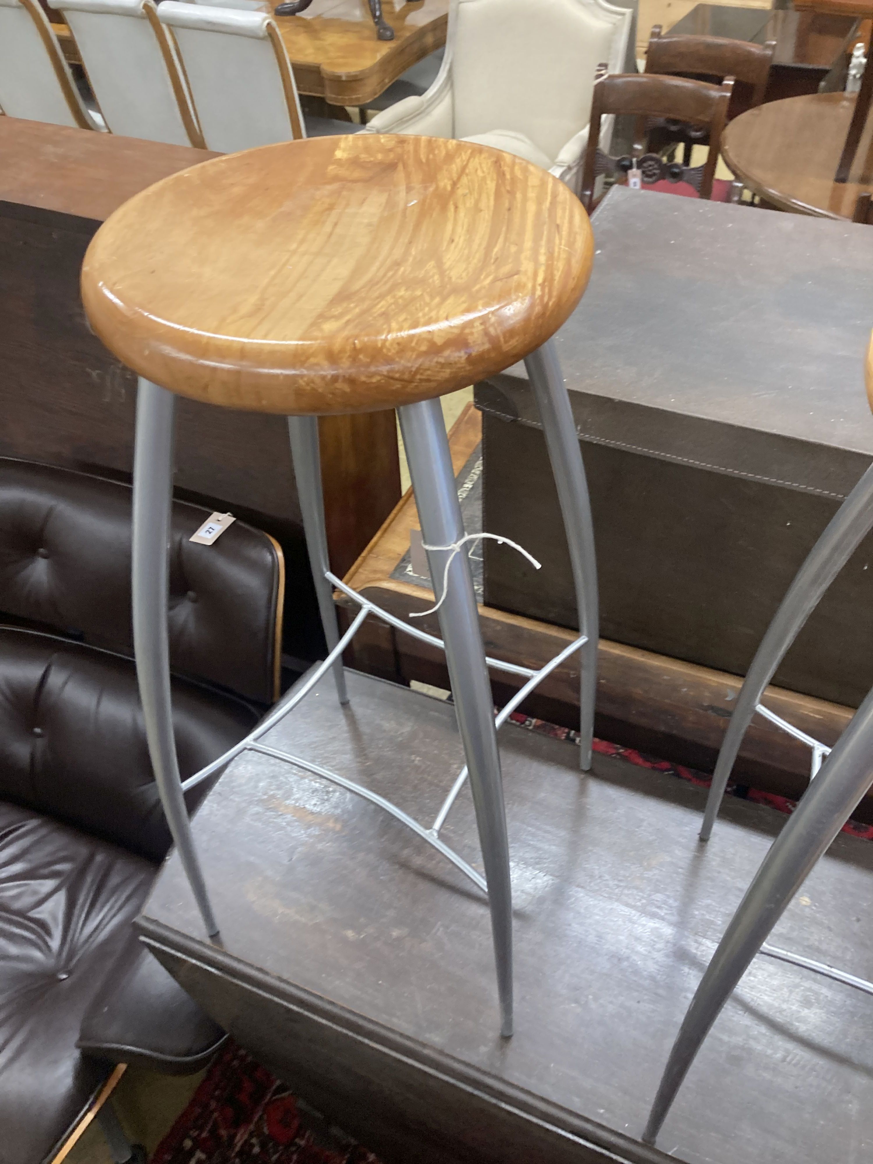 A pair of contemporary silvered metal bar stools, height 73cm - Image 3 of 3