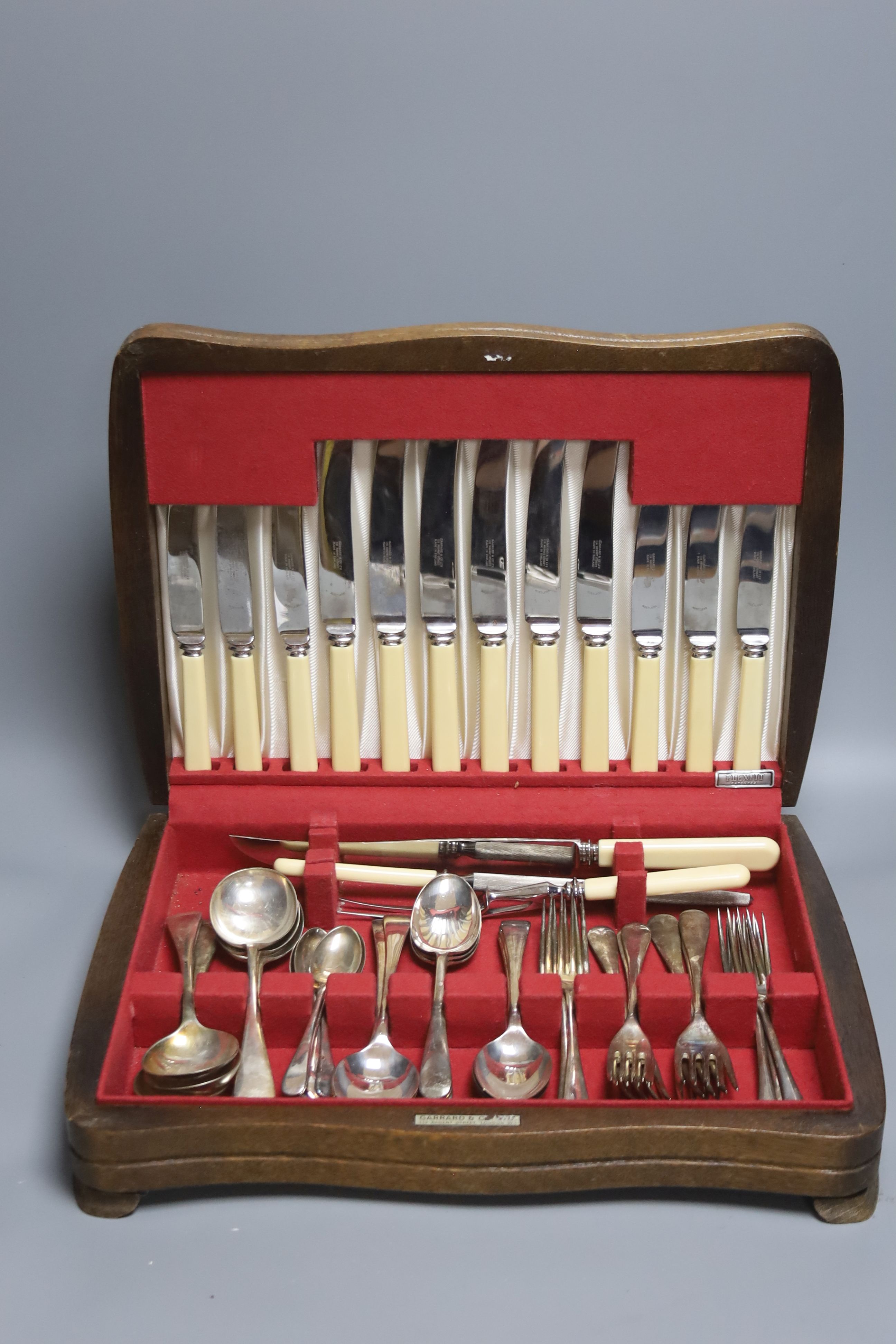 A Garrard & Co plated canteen of cutlery - Image 2 of 4