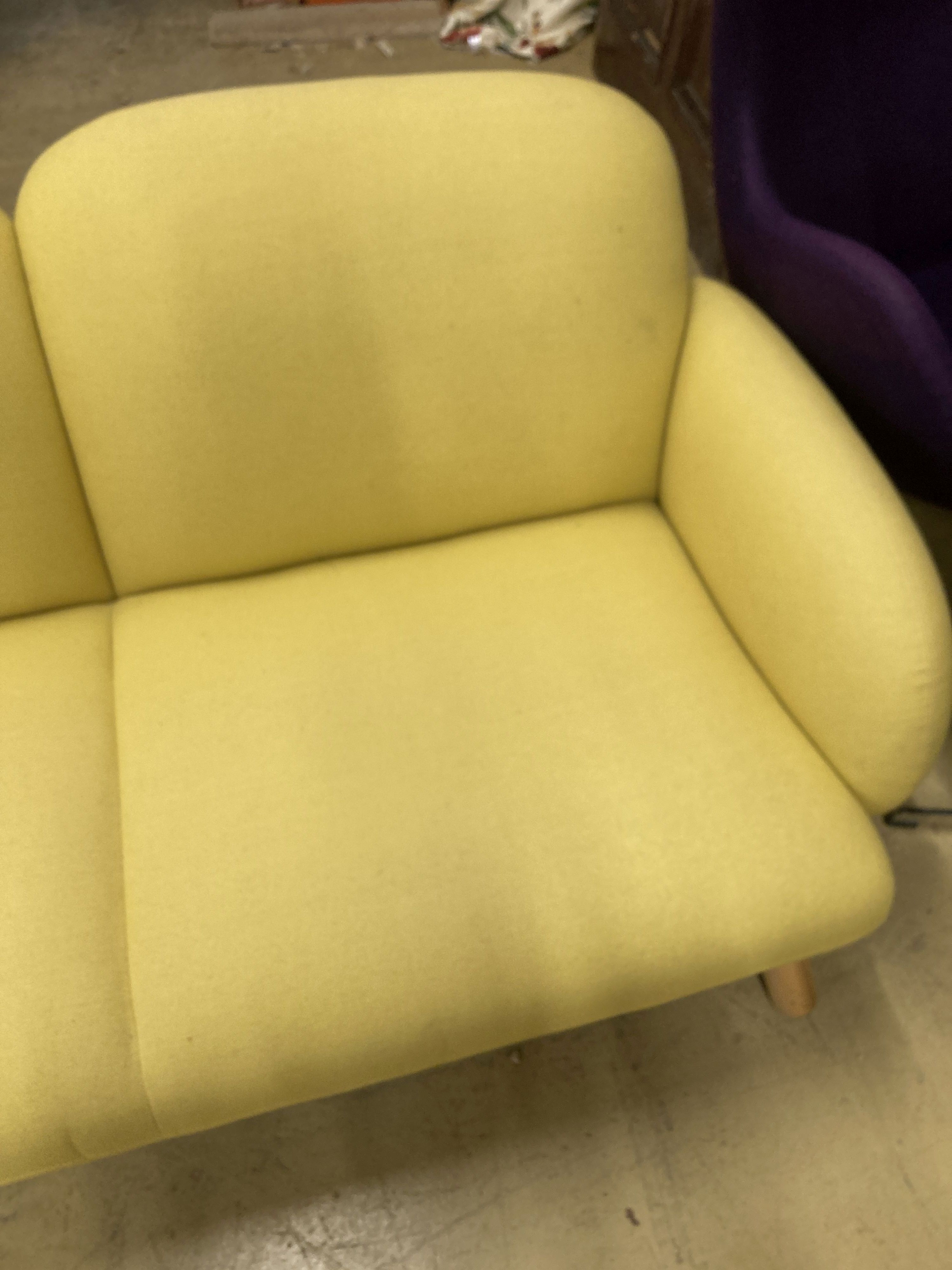 A contemporary pale yellow fabric two seater settee, length 160cm, depth 80cm, height 76cm - Image 4 of 4