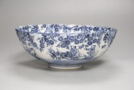 A Japanese porcelain fruit bowl, c.1900, diameter 25cm