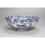 A Japanese porcelain fruit bowl, c.1900, diameter 25cm