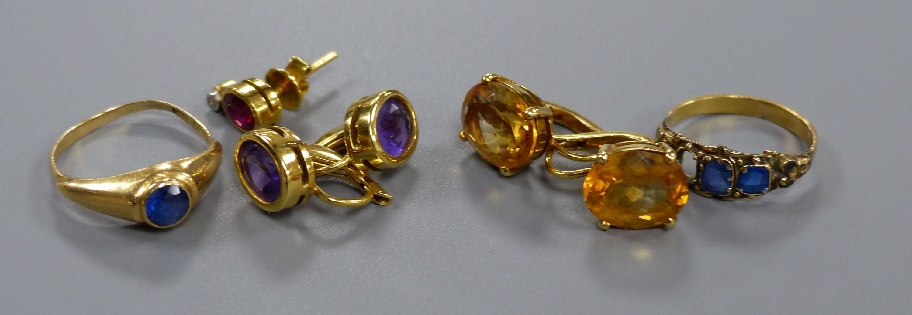 Five pairs of yellow metal and gem set earrings, gross 20.3 grams, one odd earring, three assorted - Image 4 of 5