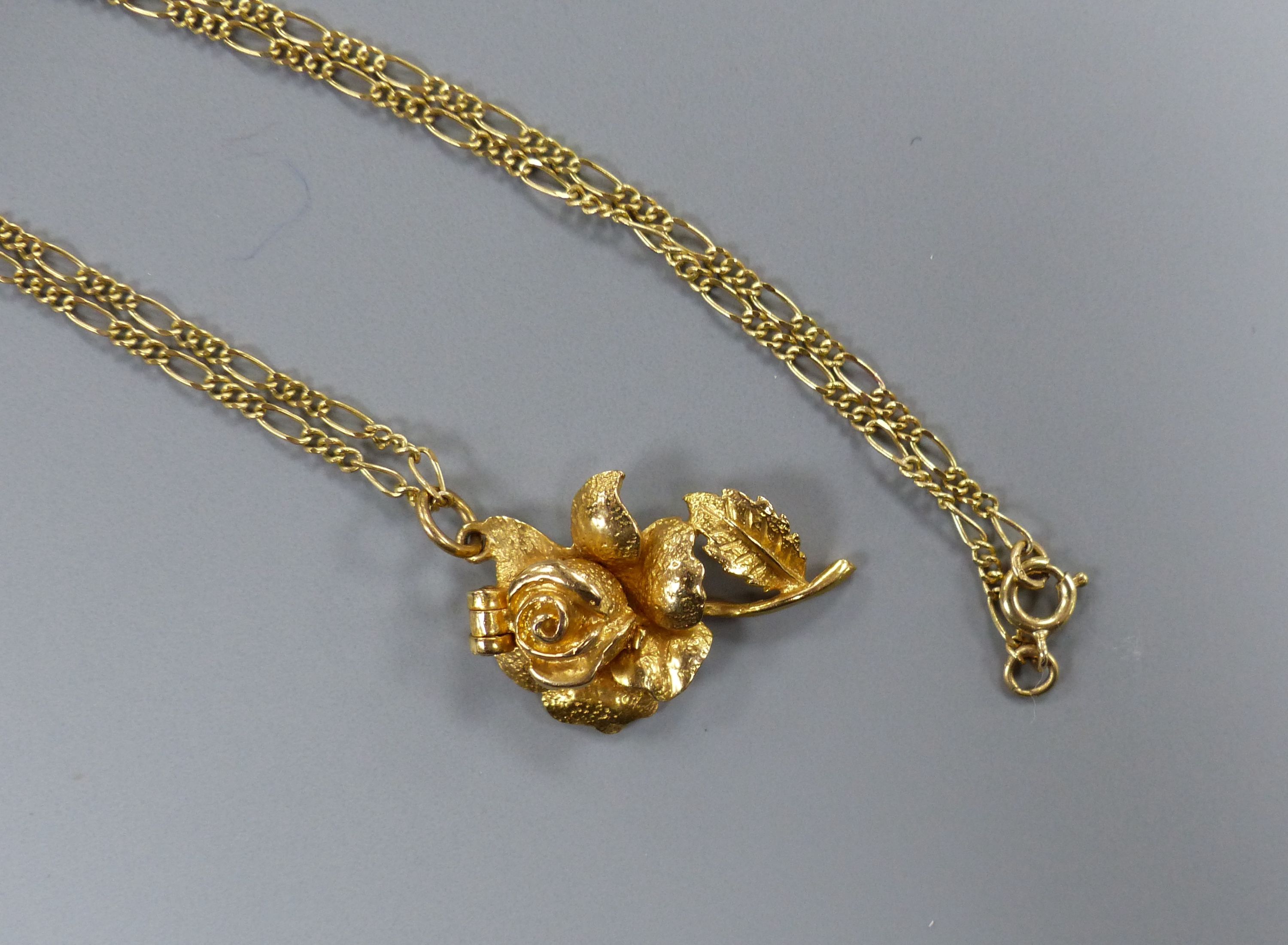 A modern 9ct gold rose pendant, 30mm, on a 9ct gold chain, 43cm, gross 7.5 grams.