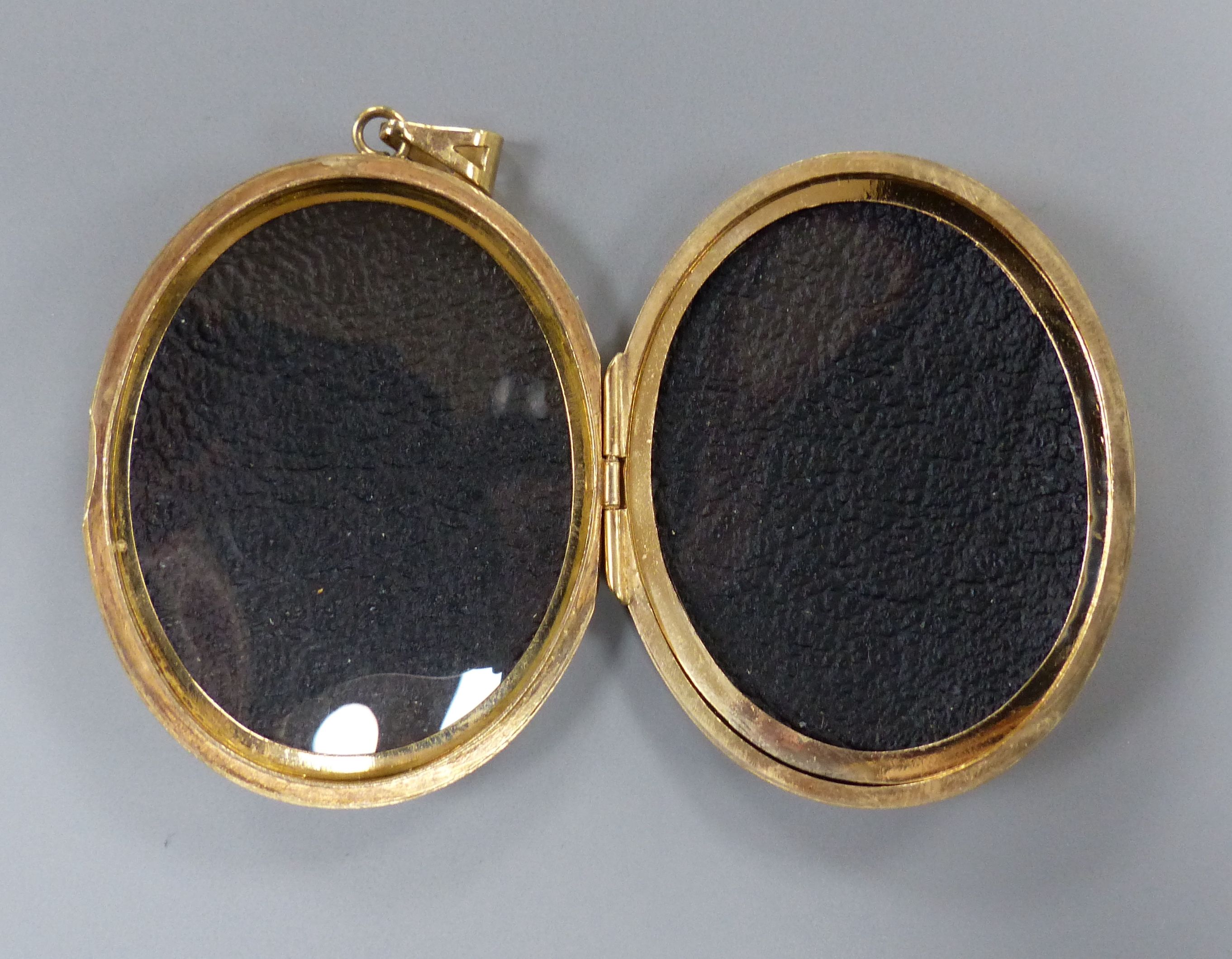 A modern engraved 9ct gold oval locket, 47mm, gross 18.6 grams. - Image 3 of 3