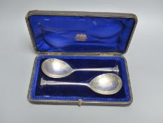 A cased pair of Edwardian silver serving spoons, Holland, Aldwinckle & Slater, London, 1908, 4oz.