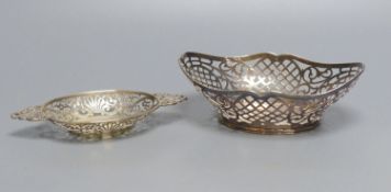An Edwardian silver oval bon bon dish with pierced flower and scroll decoration, 16.3cm and a